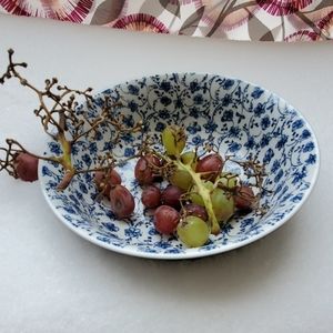 Bowl and grapes